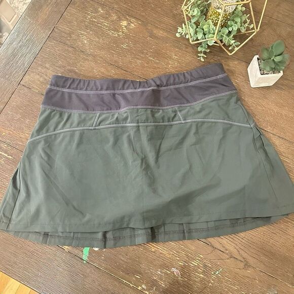 Athleta Women’s‎ Pleated Skorts Gray, Olive Green size medium - Picture 1 of 8
